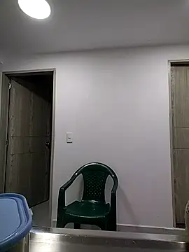 Snapshot of Eimy-04 chatting on October 20, 2025, 10:43 pm Eimy-04 online show from October 20, 2025, 10:43 pm