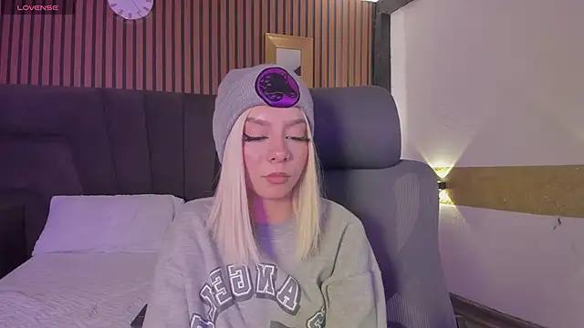 CleoWhite online show from September 26, 2025, 4:27 am