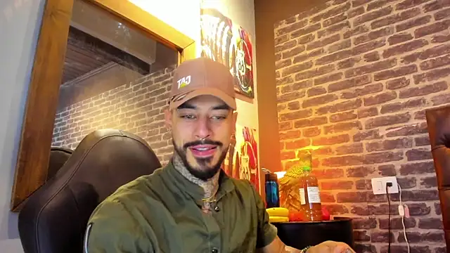 VinzenzRizzo online show from October 25, 2025, 5:59 am