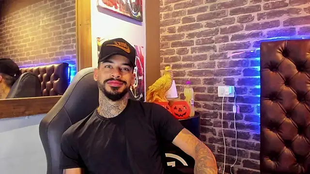 VinzenzRizzo online show from October 31, 2025, 4:30 pm