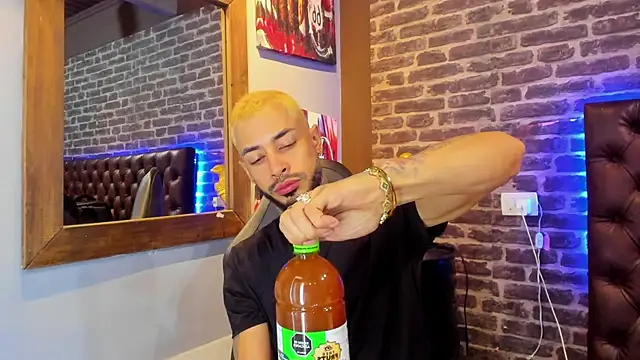 VinzenzRizzo online show from December 16, 2025, 4:17 am