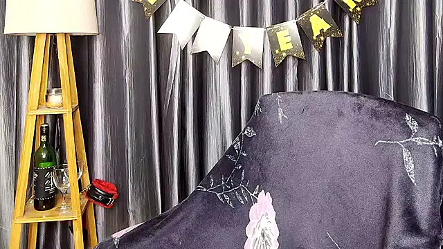 Webrowncouple online show from January 9, 2026, 4:43 pm