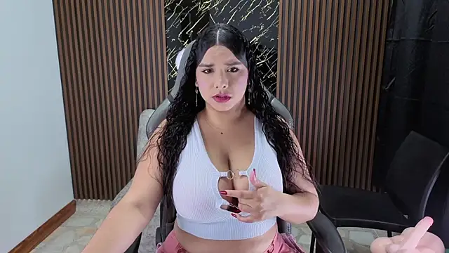 Emy topless online show from November 11, 2025, 11:10 am