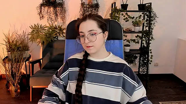 VirtuallVoyant online show from December 3, 2025, 8:12 am