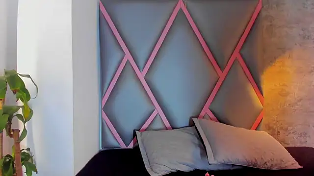 Quee Sophine online show from December 19, 2025, 7:43 pm