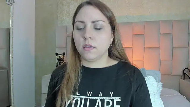 cloesummerr  online show from October 31, 2025, 1:12 pm