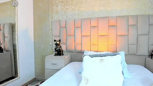 cloesummerr  online show from November 8, 2025, 1:33 pm