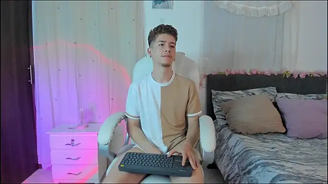 ThiagooJames online show from December 16, 2025, 5:56 am