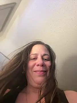 PrettyKittyMia online show from May 5, 2026, 2:41 am
