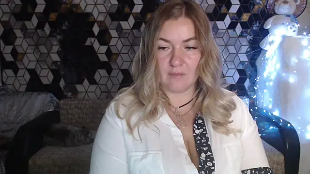 NikaSkylink online show from November 14, 2025, 8:18 pm