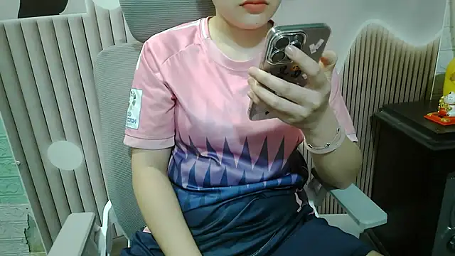 Snapshot of Emachiii chatting on September 23, 2025, 12:24 am Emachiii online show from September 23, 2025, 12:24 am