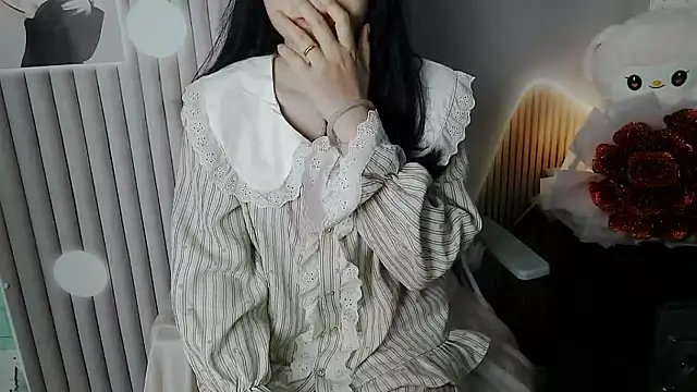 Snapshot of Emachiii chatting on November 14, 2025, 2:43 am Emachiii online show from November 14, 2025, 2:43 am