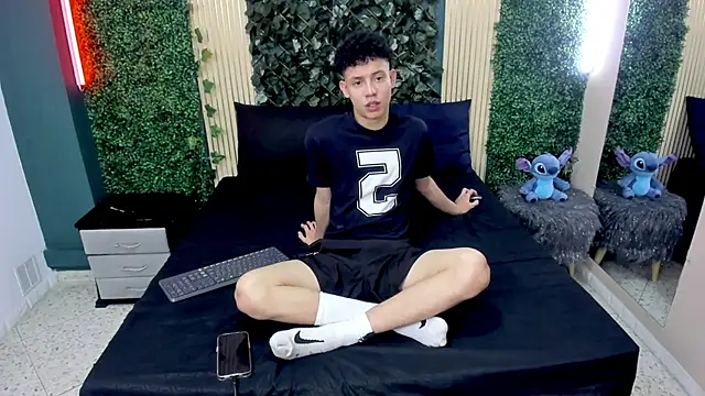 Snapshot of JoseLucian chatting on November 21, 2025, 8:18 pm JoseLucian online show from November 21, 2025, 8:18 pm