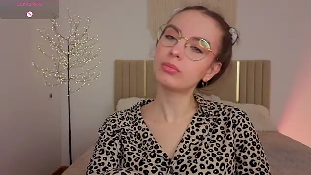 Real cutie1 online show from May 19, 2026, 12:44 pm