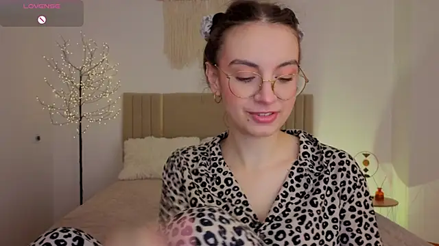 Real cutie1 online show from May 23, 2026, 1:04 pm