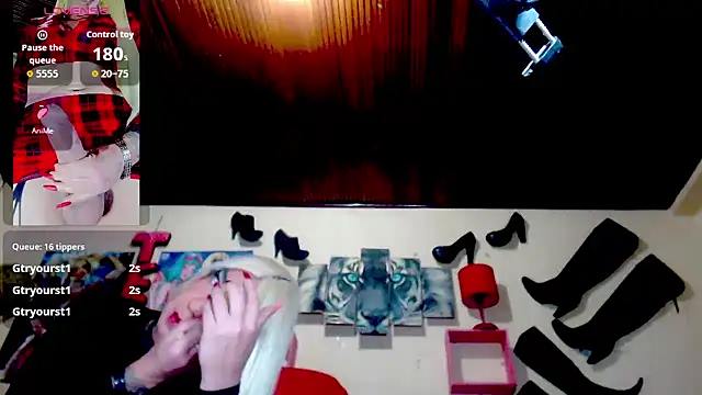 blondehot5v online show from October 2, 2025, 12:01 pm