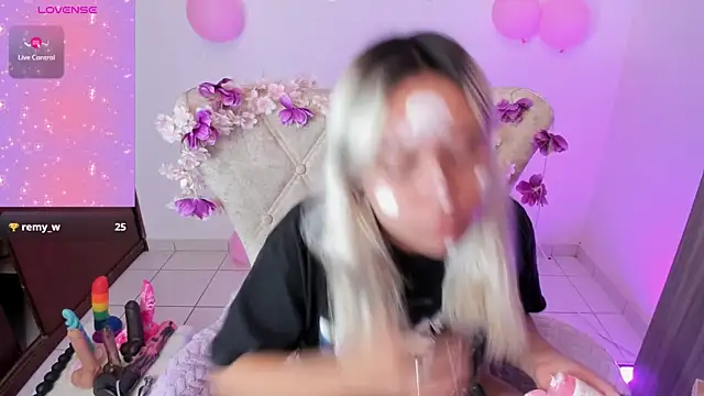 Nataliahenao69 online show from October 20, 2025, 1:22 pm