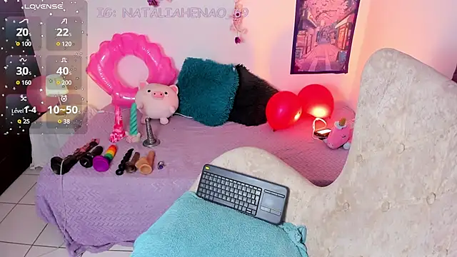 Nataliahenao69 online show from April 17, 2026, 9:18 pm