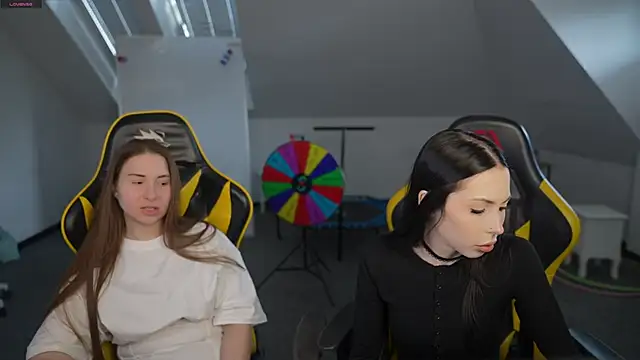 VivianSweet  online show from April 12, 2026, 10:42 am