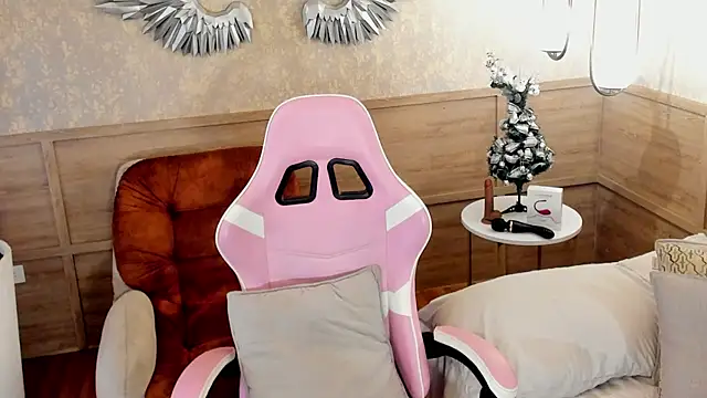 Skyyle  online show from December 18, 2025, 1:06 pm