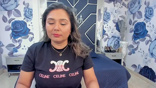 LatinaHoleQueen online show from October 28, 2025, 2:09 pm