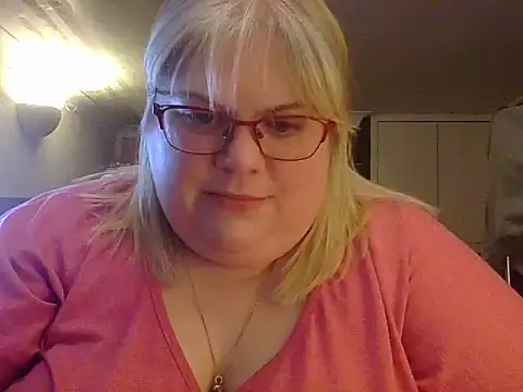 Kinkyhousewife83 online show from January 6, 2026, 7:50 pm