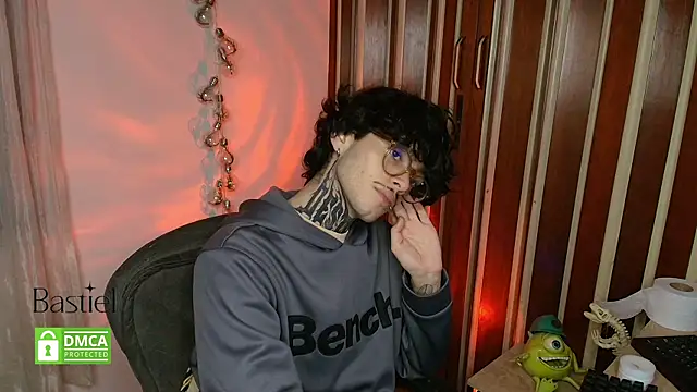 Mihail leroy online show from October 8, 2025, 3:04 am