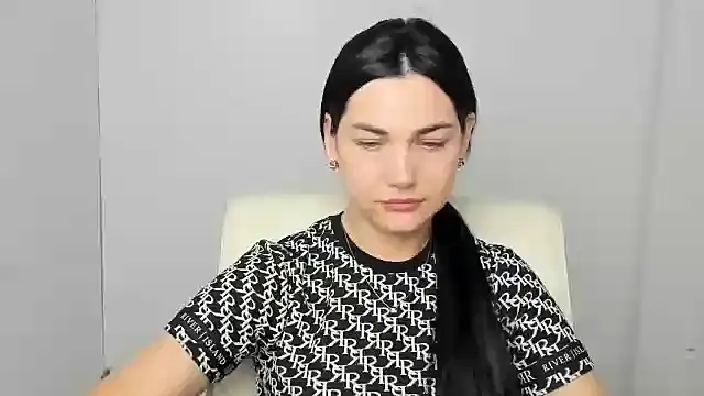 Lune Moon online show from September 9, 2025, 5:40 am