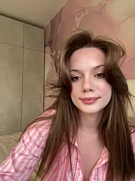 Rosie Holmes  online show from October 4, 2025, 12:47 pm