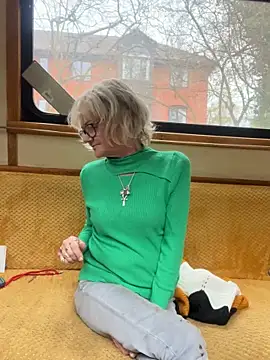 ladyboatlady online show from November 16, 2025, 9:26 am