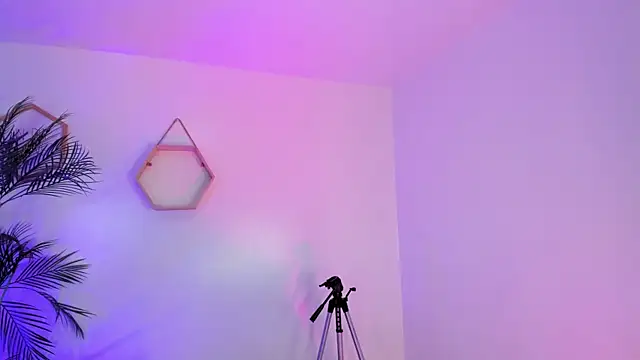 Hadid Jimenez  online show from April 13, 2026, 7:19 pm