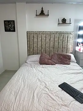 EmiilyEvans  online show from October 20, 2025, 2:23 am