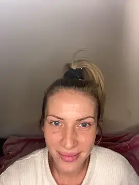 Snapshot of StellaWeb chatting on November 11, 2025, 8:53 pm StellaWeb online show from November 11, 2025, 8:53 pm