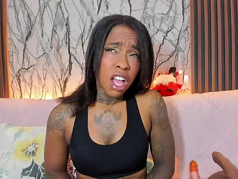 Snapshot of Pauline_Fox chatting on December 17, 2025, 2:50 am Pauline Fox online show from December 17, 2025, 2:50 am