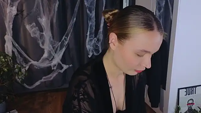 lisa schiele online show from October 30, 2025, 8:42 pm