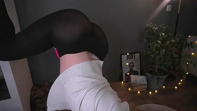 lisa schiele online show from December 21, 2025, 8:16 pm