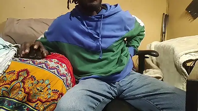 EYEzIAM online show from October 11, 2025, 9:02 pm