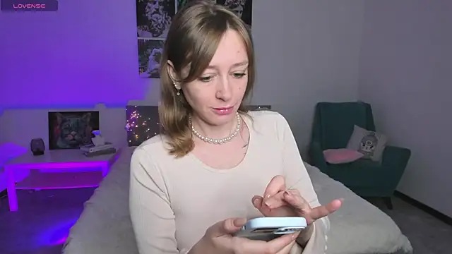 evashiny  online show from November 28, 2025, 3:42 am