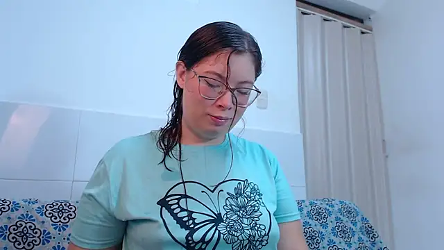 zoewhite2 online show from October 6, 2025, 2:25 pm