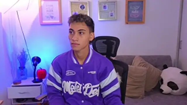 yulian vasquez online show from November 6, 2025, 12:28 pm