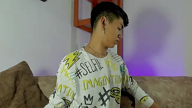 LoganTwink18 online show from November 2, 2025, 11:56 am