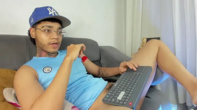 Snapshot of santi_xximo chatting on November 8, 2025, 3:07 am santi xximo online show from November 8, 2025, 3:07 am