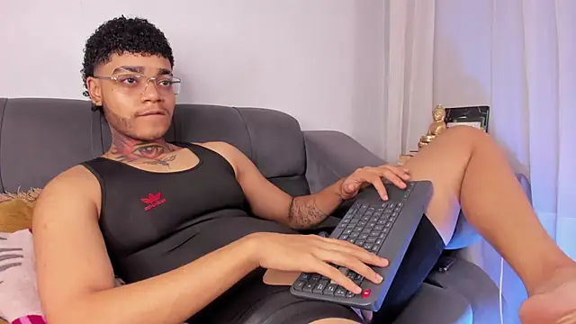 Snapshot of santi_xximo chatting on November 9, 2025, 10:19 pm santi xximo online show from November 9, 2025, 10:19 pm