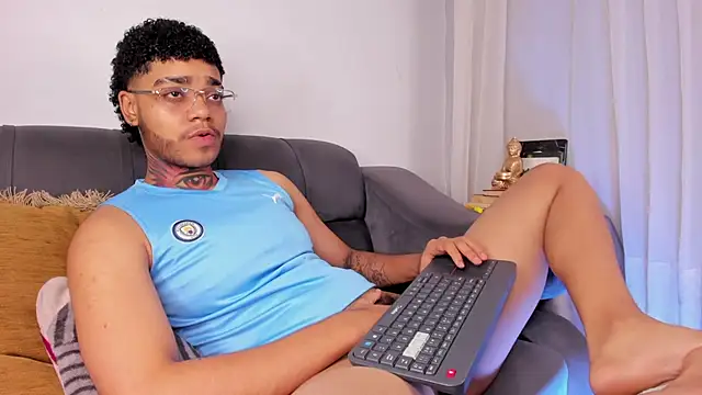 Snapshot of santi_xximo chatting on November 11, 2025, 12:43 am santi xximo online show from November 11, 2025, 12:43 am