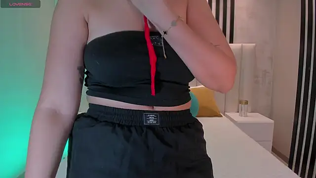 AmbarJames  online show from February 10, 2026, 12:20 pm