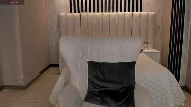 AmbarJames  online show from April 4, 2026, 12:02 pm