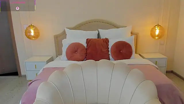 MilaMour online show from November 30, 2025, 5:39 pm