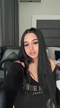 LilMisIndianx online show from April 19, 2026, 1:32 pm