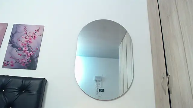 pinky f00x online show from November 18, 2025, 8:02 pm