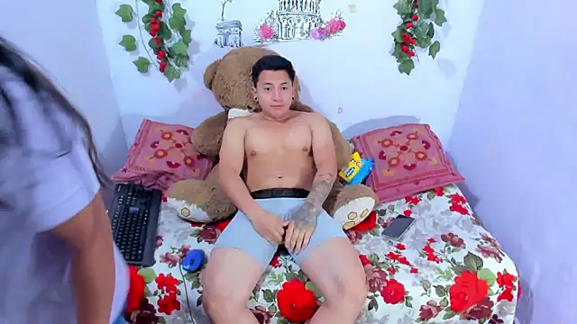 NataliaAndJulliam online show from November 5, 2025, 4:45 am